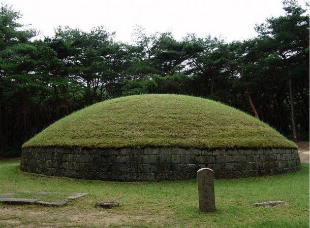 Ancient Silla Tombs In Korea<span class=